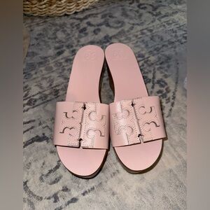TORY BURCH "Ines" Sea Shell Pink Wedges Slides Sandals Womens Size 9